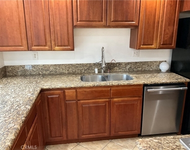 425 N Roni Lane - Photo Thumbnail 9