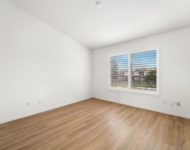 8265 Gold Coast Drive - Photo Thumbnail 11