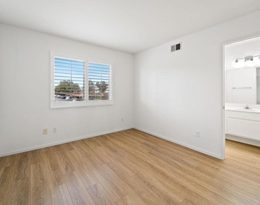 8265 Gold Coast Drive - Photo Thumbnail 20