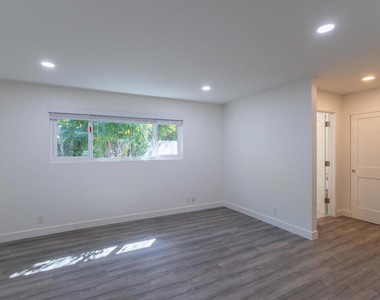 130 Peterson Avenue - Photo Thumbnail 11