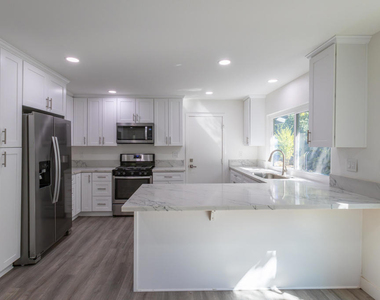 130 Peterson Avenue - Photo Thumbnail 6