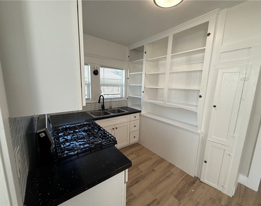 323 S Kroeger Street - Photo Thumbnail 7