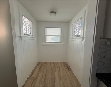 323 S Kroeger Street - Photo Thumbnail 11