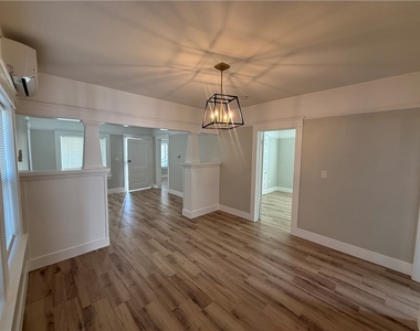 323 S Kroeger Street - Photo Thumbnail 4
