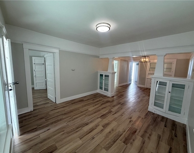 323 S Kroeger Street - Photo Thumbnail 3