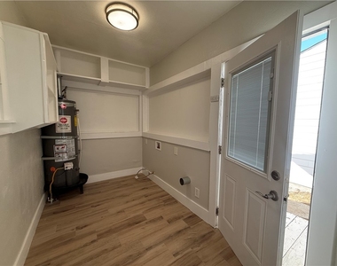 323 S Kroeger Street - Photo Thumbnail 12