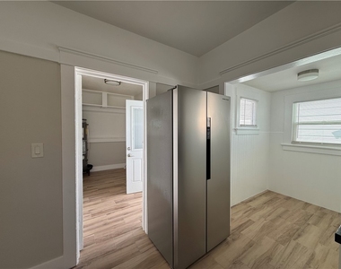 323 S Kroeger Street - Photo Thumbnail 9