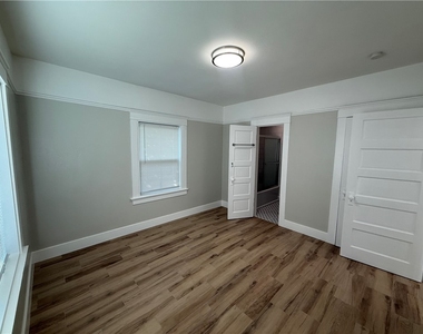 323 S Kroeger Street - Photo Thumbnail 14