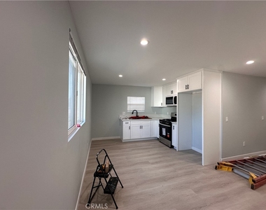 1025 W 11th St - Photo Thumbnail 2