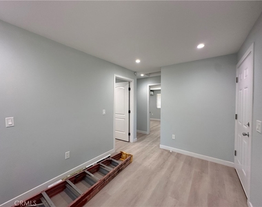 1025 W 11th St - Photo Thumbnail 3