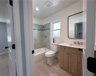 1025 W 11th St - Photo Thumbnail 5