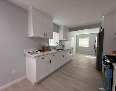 1025 W 11th - Photo Thumbnail 2