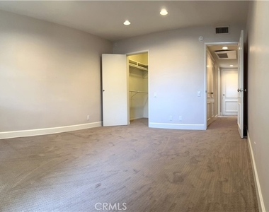 1025 N Kings - Photo Thumbnail 9