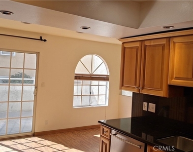 1328 N Columbus Avenue - Photo Thumbnail 10
