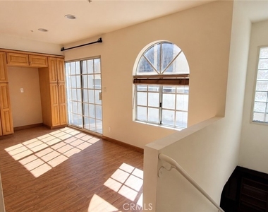 1328 N Columbus Avenue - Photo Thumbnail 13