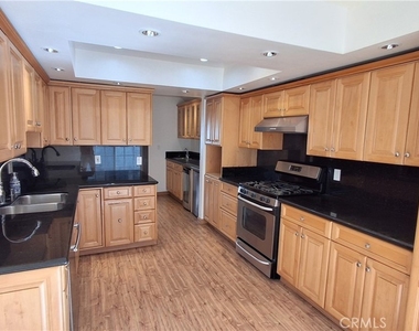 1328 N Columbus Avenue - Photo Thumbnail 7