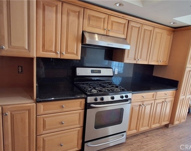 1328 N Columbus Avenue - Photo Thumbnail 8