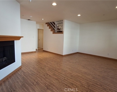 1328 N Columbus Avenue - Photo Thumbnail 2