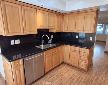 1328 N Columbus Avenue - Photo Thumbnail 9