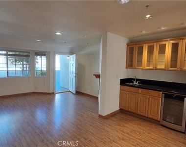 1328 N Columbus Avenue - Photo Thumbnail 5