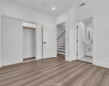 1575 Ricardo Street - Photo Thumbnail 9