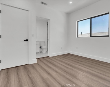 1575 Ricardo Street - Photo Thumbnail 8