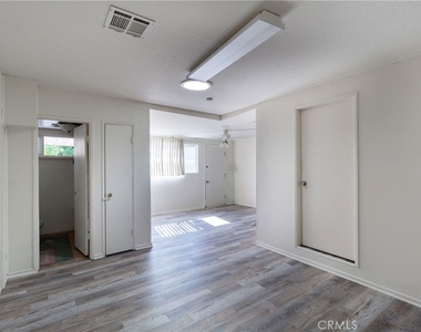 6340 Wilbur Avenue - Photo Thumbnail 7