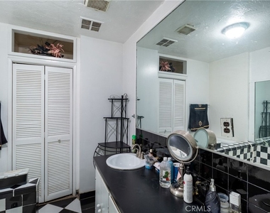6340 Wilbur Avenue - Photo Thumbnail 6