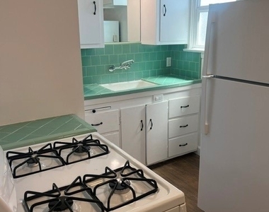 613 Reese Place - Photo Thumbnail 9