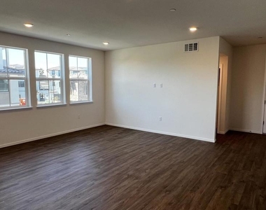 218 Church St - Photo Thumbnail 7