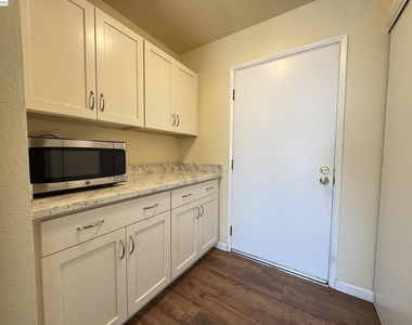 3934 Scamman Ct - Photo Thumbnail 8