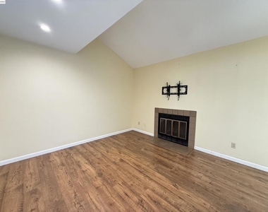 3934 Scamman Ct - Photo Thumbnail 2