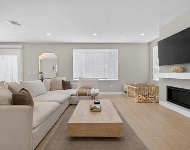 2400 Azure Pl - Photo Thumbnail 10