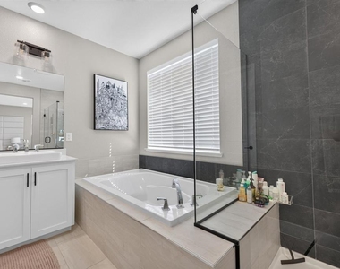 2400 Azure Pl - Photo Thumbnail 26