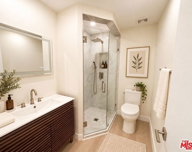1833 Fairburn Avenue - Photo Thumbnail 14