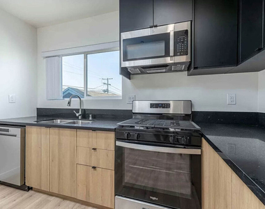2101 S Burnside Avenue - Photo Thumbnail 3