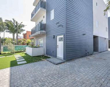 2101 S Burnside Avenue - Photo Thumbnail 24