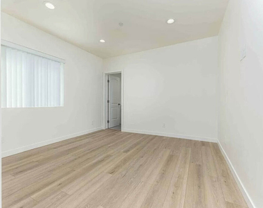 2101 S Burnside Avenue - Photo Thumbnail 11