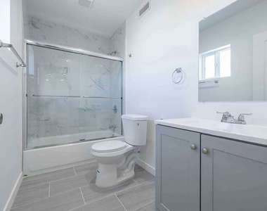 2101 S Burnside Avenue - Photo Thumbnail 14