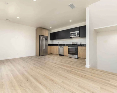 2101 S Burnside Avenue - Photo Thumbnail 1