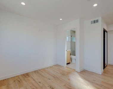 14423 Califa Street - Photo Thumbnail 10