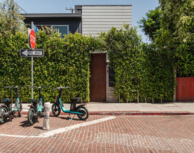 40 18th Avenue - Photo Thumbnail 2
