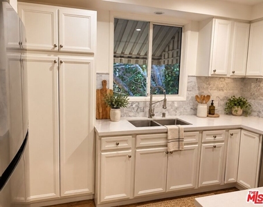 450 S Rexford Drive - Photo Thumbnail 9