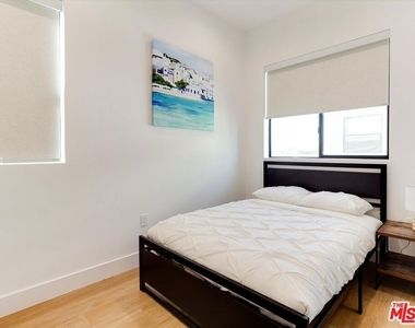 2815 1/2 S Redondo Boulevard - Photo Thumbnail 17