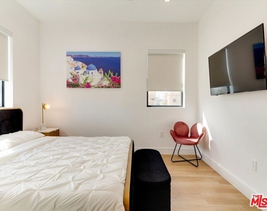 2815 1/2 S Redondo Boulevard - Photo Thumbnail 24
