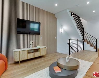 2815 1/2 S Redondo Boulevard - Photo Thumbnail 6