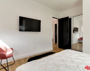 2815 1/2 S Redondo Boulevard - Photo Thumbnail 23
