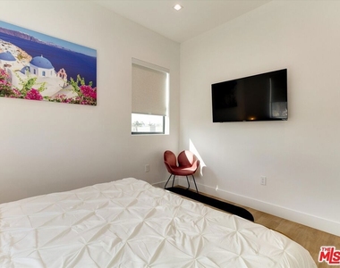 2815 1/2 S Redondo Boulevard - Photo Thumbnail 25