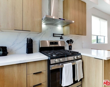 2815 1/2 S Redondo Boulevard - Photo Thumbnail 12