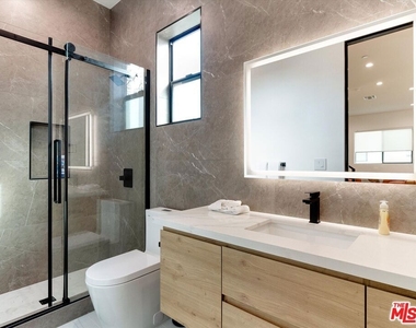 2815 1/2 S Redondo Boulevard - Photo Thumbnail 14